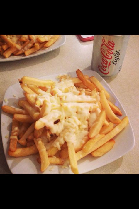 Cheesy chips Cheesy Chips Aesthetic, Aesthetics 2023, Chips And Cheese, Cheesy Chips, English Uk, Cheese Chips, Garlic Cheese, Chilli Sauce, Dinner Meals