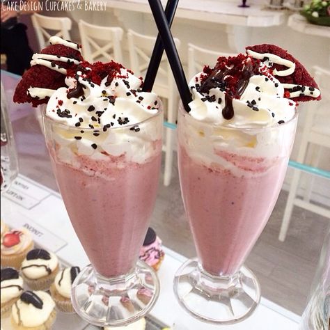 ☆C☆ Red Velvet Milkshake, Frappe Recipe, Cupcake Bakery, Chocolate Covered Cherries, Sweet Snacks Recipes, Delicious Snacks Recipes, Cute Desserts, Sweets Desserts, Make Yourself