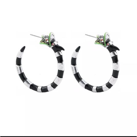 Calling All Beetlejuice Fans! Elevate Your Style With Our Sandworm Hoop Earrings, A Must-Have For Aficionados Of The Strange And Unusual. These Earrings Pay Homage To The Iconic Sandworms, Adding A Dash Of Spooky Flair To Your Ensemble. Coral Snake, Dragon Earrings, Gothic Earrings, Earrings Halloween, Unusual Earrings, Snake Jewelry, Snake Design, Snake Earrings, Styl Retro