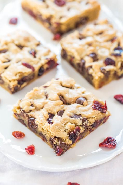 Chocolate Chip Cranberry Bars Recipe - Averie Cooks Cranberry Chocolate Chip Cookies, Cranberry Bars Recipe, Cranberry Desserts, Mmm Cookies, Chocolate Alternatives, Cranberry Chocolate, Cranberry Bars, Cranberry Bliss Bars, Mini Loaves