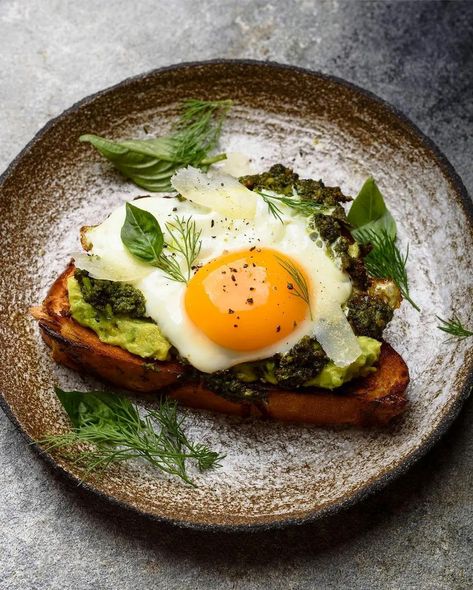 Avocado Toast With Fried Egg, Pesto Toast, Egg Toast Breakfast, Eggs Photography, Egg Restaurant, Avocado Egg Toast, Egg For Breakfast, Food Alternatives, Avocado On Toast