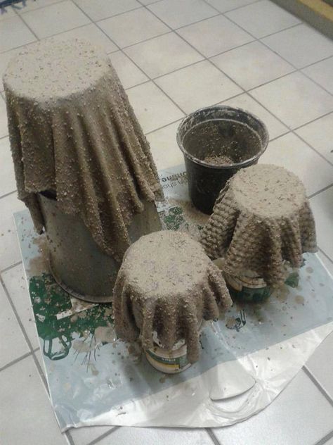 Take an old cloth soak in cement water, drape over a stand and leave in the sun to dry. Paint and you have beautiful plant holders Taman Diy, Jardim Diy, Support Plante, Old Towels, Cement Planters, Concrete Crafts, Cement Crafts, Concrete Projects, Concrete Planters