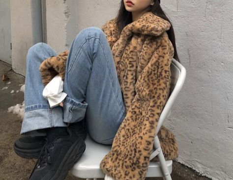 image Cheetah Print Coat Aesthetic, Cheetah Print Jacket Outfit, Cheetah Jacket Outfit, Leopard Jacket Outfit, Cheetah Print Coat, Cheetah Coat, Leopard Coat, Quoi Porter, Paris Mode