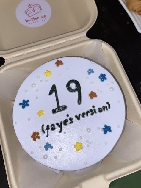 cake, taylor swift, taylor’s version, cake inspo, minimalist cake, minimalism, korean cake, lunchbox, lunchbox cake, pearls, midnights, 19, birthday, party Taylor Swift Lunchbox Cake, 19 Taylor Swift Cake, Taylor’s Version Birthday Cake, Bento Cake Taylor Swift Inspired, Midnight Cake Taylor Swift, Taylor Swift Bento Cake, Eras Tour Birthday Cake, Tortas Taylor Swift, Bolo Da Taylor Swift