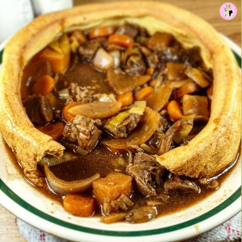 A slimming friendly giant Yorkshire pudding filled with a hearty beef casserole. Low calorie and delicious! Yorkshire Pudding Casserole, Giant Yorkshire Pudding Recipe, Yorkshire Pudding Filling, Yorkshire Pudding Wrap, Yorkshire Pudding Recipe, British Bake Off Recipes, Healthy Casserole, Yorkshire Pudding Recipes, Yorkshire Puddings