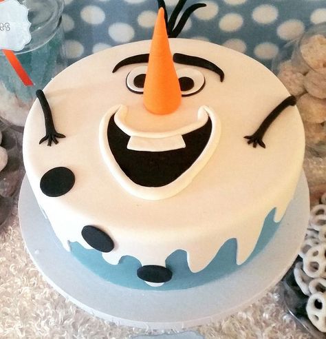 Eiskönigin-Torte    Das ist wirklich eine schöne Idee zum Kindergeburtstag.Vielen Dank dafür!  Dein blog.balloonas.com    #kindergeburtstag #motto #mottoparty #party #kids #birthday #idea #eiskönigin #frozen #olaf Frozen Themed Food, Olaf Frozen Cake, Olaf Birthday Cake, Birthday Cake Pinterest, Winter Torte, Olaf Birthday, Torte Creative, Olaf Cake, Frozen Theme Cake