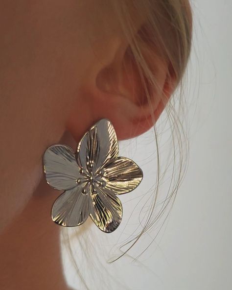 Our best selling flower studs are now available in Silver ❤️ Flower Earrings Silver, Jewellery Aesthetic, Silver Flower Earrings, Flower Stud Earrings, Flower Stud, July 7, Summer Holidays, Flower Earrings Studs, Flower Studs