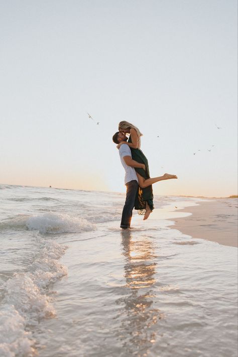 Photos Couple Plage, Lake Poses, Cancun Pictures, Kap Verde, Strand Foto's, Hawaii Photoshoot, Engagement Photo Shoot Beach, Sunrise Pics, Engagement Pictures Beach