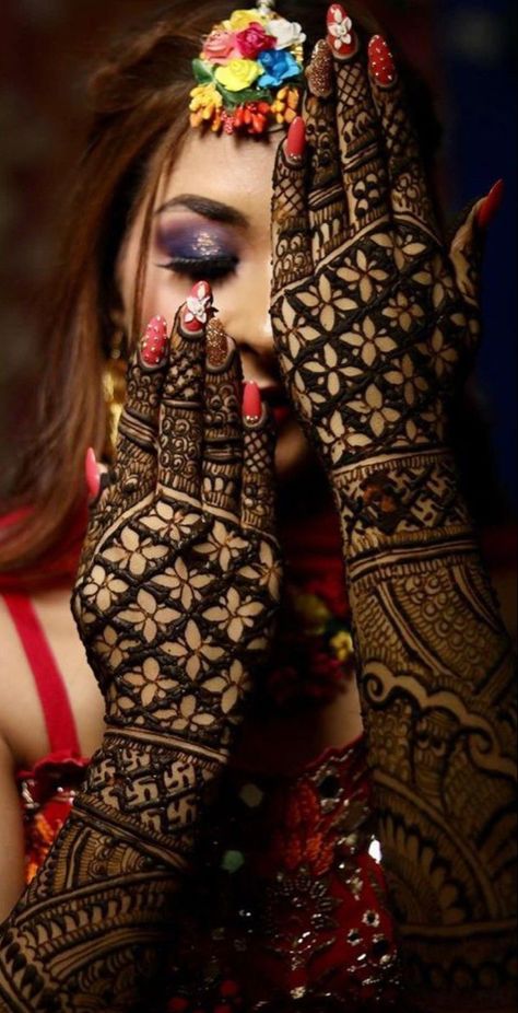 Bride Mehndi Video Shots, Mehndi Photography Poses, Mehandi Videos Bridal, Mehndi Poses Photography, Mehandi Poses Photography, Mahendi Pose, Mehandi Pose, Mehandi Poses, Mehendi Pose