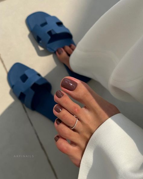 29 Summer Pedicure Colors: Best Ideas for Hot Season 2024 Nail Polish On Tan Skin, Summer Toe Colors 2024, Summer Nails And Pedicure, Nails Pedicure Summer, Summer Feet Nails Colors, Pedicure Tan Skin, Mail Polish Colors 2024 Summer, Toe Polish Ideas Summer, 2024 Toenail Polish