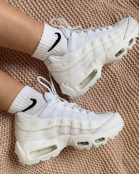 pinterest @kassidycorbin ✰ Nike Airmax 95, Airmax 95, Air Max 93, Photographie Indie, Airmax Nike, Air Max 180, Nike Models, Sport Shoes Women, Nike Shox