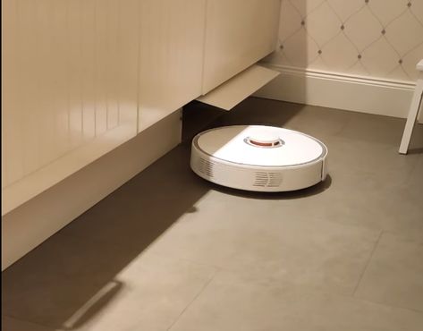 Project for a vacuum cleaner robot garage with Home Assistant integration. Save space - park your vacuum cleaner under the kitchen cabinet. Hidden Robot Vacuum Storage, Vacume Cleaner Storage Ideas, Hide Robot Vacuum, Roomba Garage, Dyson Robot Vacuum, Best Robot Vacuum, Vacuum Cleaner Storage, Kitchen Robot, Vacuum Robot