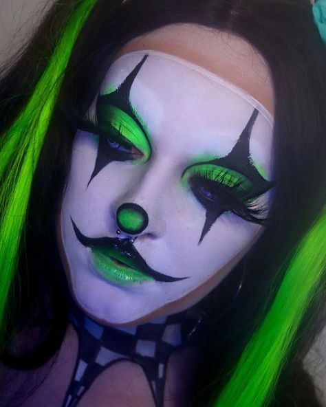 Rave Clown Makeup, Green Clown Aesthetic, Uv Clown Makeup, Green Clown Makeup, Neon Clown Makeup, Black And White Clown Makeup, Clown Looks, Black Halloween Makeup, Crazy Halloween Makeup