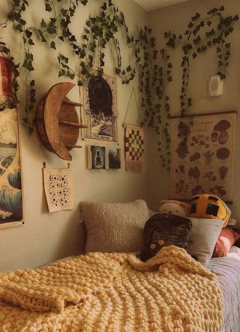 70s Dorm Room Ideas, College Dorm Room Ideas Earthy, Dorm Room Cozy Aesthetic, Dorm Inspo Cozy Double, Boho Dorm Room Ideas Colleges, Artsy Dorm Room, Earthy Dorm Room, Boho College Dorm, Granola Dorm Room