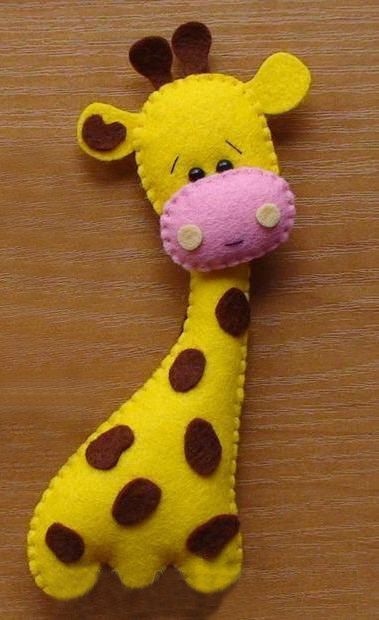 jirafa Más Felt Giraffe, Felt Craft Projects, Baby Mobil, Felt Crafts Patterns, Cutest Animals, Felt Patterns, Felt Decorations, Felt Christmas Ornaments, Sewing Toys