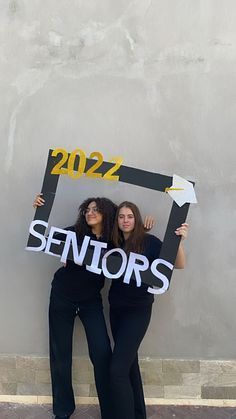 Wall Decoration For College Fest, Seniors Farewell Ideas, Senior Photo Frame Ideas, Card For Senior Farewell, Farewell Card Ideas For Seniors, Farewell Party Ideas Decoration Friends, Farwell Idea For School Decoration, Decorations For Farewell Party Ideas, Senior Decorations Ideas School