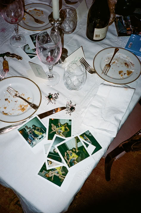 The perfect dinner party. No cook dinner, killer homemade dessert, too much wine and a collection of dreamy polaroids. Dinner Party Aesthetics, Dreamy Dinner Party, Dinner Party Mood Board, Restaurant Film Photography, Dinner Party Inspiration, 90s Dinner Party, Cooking Dinner Aesthetic, Hamptons Dinner Party, Nyc Dinner Party