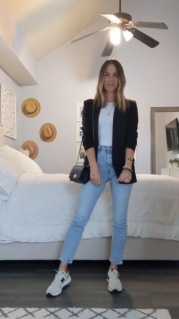 Classy Tourist Outfit, Office Outfit With Sneakers To Work, Business Casual Jeans And Sneakers, Office Casual Outfit Jeans, Office Look With Sneakers, Jean Blazer Outfit Work, L.a Outfits, Casual Outfit Sneakers Women, Business Casual With Nikes