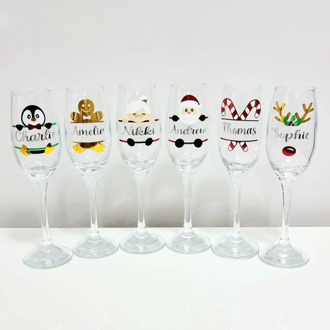 Christmas Prosecco, Secret Santa Funny, Christmas Wedding Favors, Christmas Wine Glasses, Christmas Image, Idee Cricut, Flute Glasses, Christmas Glasses, Champagne Flute Glasses