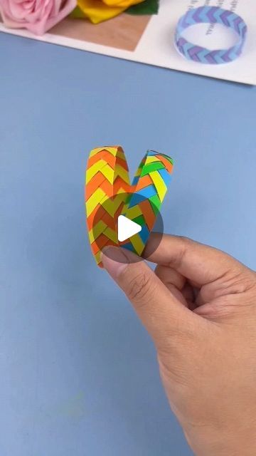 paper crafts creator on Instagram: "paper strip weaving bracelet, it's so simple, come and try it together

#handmadediy #parentchildcrafts #handmade #kidscrafts #creativecrafts #papercrafts #braceletcrafts #funwithkids #weavingcrafts #craftingfun" How To Make A Paper Bracelet, Paper Weaving Ideas, Paper Bracelet For Kids, Paper Weaving For Kids, Paper Weaving Projects, Paper Strip Crafts, Paper Weaving Art, Paper Bracelets, Fall Handprint Crafts