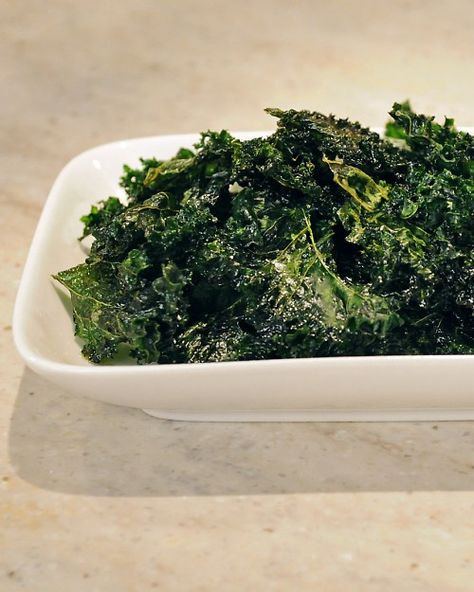 Kale Chips - Martha Stewart Recipes - Made these last night and the boys liked them! They do come out nice and crispy, but keep and eye on them so they do not burn.  = ) Easy Aioli, Air Fryer Kale, Kale Chips Baked, Crispy Recipes, Baked Kale, Kale Chip Recipes, Chou Kale, Healthy Chips, Martha Stewart Recipes