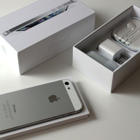 iPhone 5 packaging. Apple Lifestyle, Electronics Packaging, Electronics Logo Design, Apple Packaging, Steve Jobs Apple, Watch Packaging, Electronic Packaging, Electronics Logo, Packaging Idea