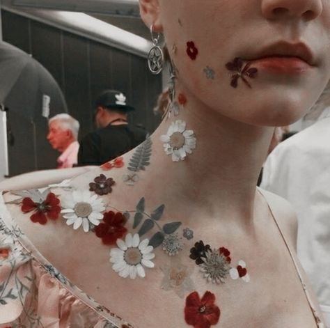 A Silent Voice, Jolie Photo, Red Aesthetic, Aesthetic Makeup, Aesthetic Photo, Aesthetic Photography, Body Painting, Face Painting, Aesthetic Pictures