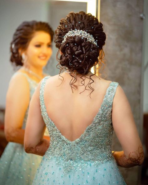 Party Gown Hairstyles, Knot Hairstyle Indian Wedding, Hairstyles Juda, Curly Bridal Hair, Reception Hairstyles, Monsoon Wedding, Party Hairstyle, Hairstyles For Gowns, Hair Style On Saree