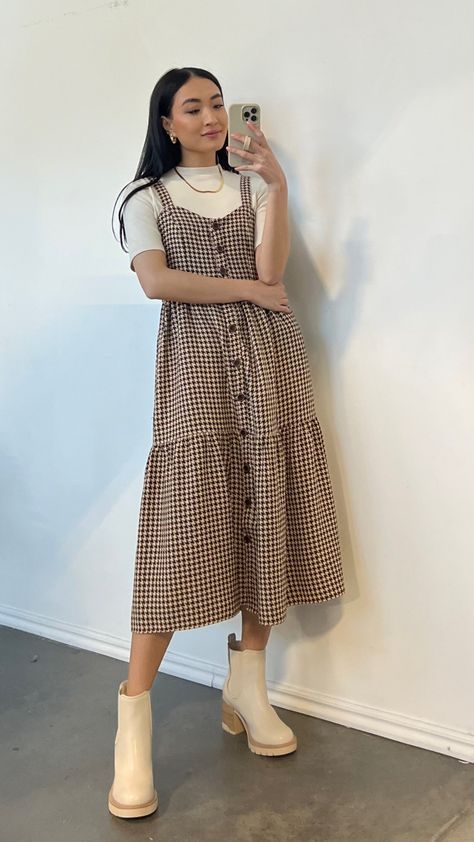 Elevated Indie Outfits, 5ft Tall Women Fashion Outfit, Summer Dress To Fall Outfit, Aesthetic Teacher Outfits, Picture Day Teacher Outfit, Trendy Formal Outfits, Pear Shaped Outfits Aesthetic, Cold Day Outfit For Work, Autumn Teacher Outfits