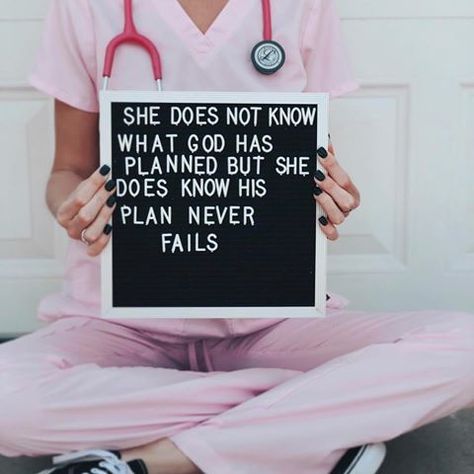 “I’m thankful for all the seasons of learning to trust with faith. ✨ These seasons have developed in me a strong inner confidence and strength in the goodness of God. Despite painful things that occur in this life, I know with all my heart that God’s love for me is never ending. I know he walks me through the valleys step by step in grace. If it weren’t for the seasons of suffering in my life, I wouldn’t be the person I am today. I wouldn’t have the heart that I have today. I wouldn’t have the d Masters Graduation Pictures, Nursing Graduation Pictures, Masters Graduation, Nursing School Motivation, Med School Motivation, Future Nurse, Nurse Quotes, Quotes God, Graduation Pictures