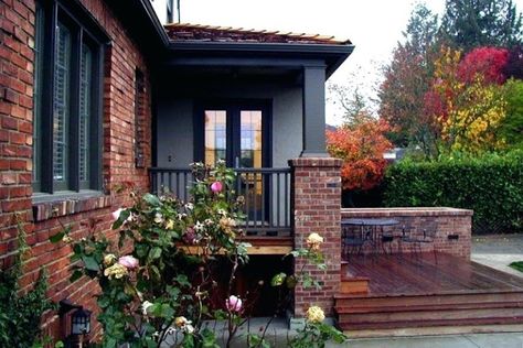 RED BRICK HOUSES WITH BLACK TRIM - design indulgence Brick Ranch Houses, Red Brick House Exterior, Red Brick Exteriors, Exterior Gray Paint, Best Exterior Paint, Dark Paint, House Trim, Brick Ranch, Pintura Exterior