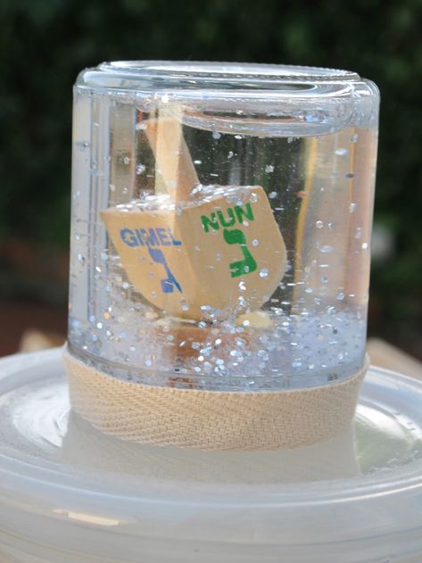 Diy Dreidel, Snowglobe Diy, Chanukah Crafts, Hanukkah Preschool, Hannukah Crafts, Kid Friendly Art, Diy Hanukkah, Hanukkah Art, Snow Globe Crafts