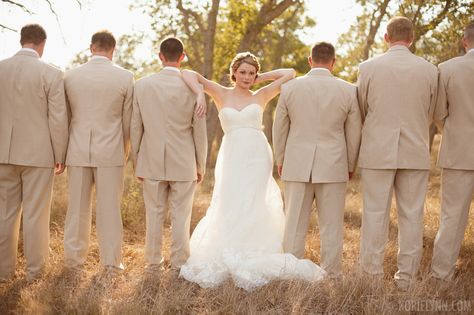 Country Wedding Pictures, Groomsmen Wedding Photos, Groomsmen Poses, Wedding Party Poses, Bridal Party Groomsmen, Groomsmen Photos, Wedding Picture Poses, Have Inspiration, Foto Tips