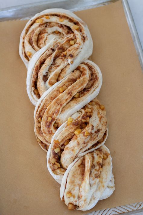 Twist Bread, Cinnamon Twist, Vanilla Extract Recipe, Bread Winners, Apple Cinnamon Rolls, Apple Breakfast, Cinnamon Twists, Handmade Farmhouse, Homemade Hamburgers