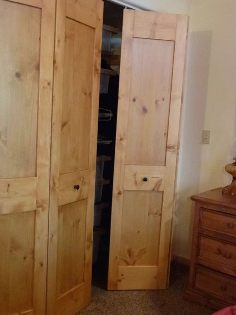 Building Closet, Curtain Closet, Closet Door Ideas, Bifold Doors Makeover, Wood Closet Doors, Rustic Closet, Folding Closet Doors, Cheap Closet, Door Diy Projects