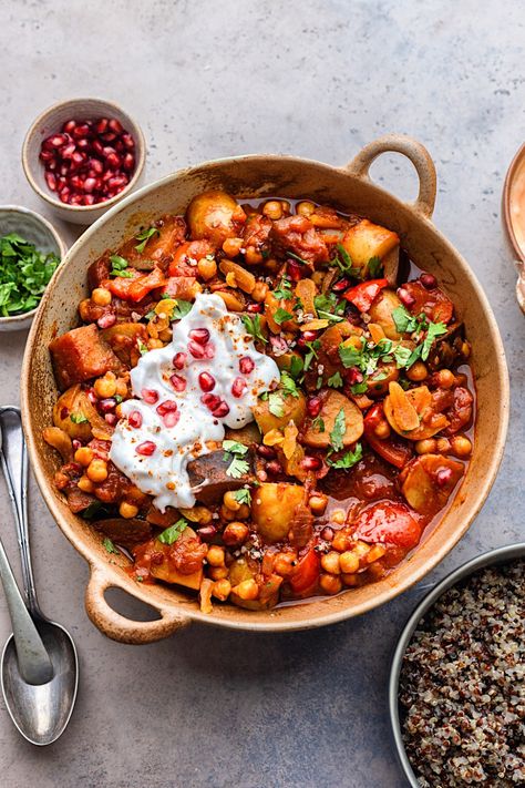 Harissa Vegetable and Chickpea Stew - Cupful of Kale Spanish Healthy Recipes, Moroccan Chickpea, Moroccan Stew, Veg Meals, Recipes Veg, Cast Iron Casserole Dish, Chickpea Stew, Veggie Food, Best Vegetarian Recipes