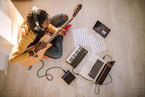 Being confined to an apartment or dorm room is a major challenge for a serious musician. Here are some recording tips for musicians in small spaces. Recording Music At Home, Musician Life, Musician Room, Music Room Office, Recording Music, Writing Music, Music Corner, Musician Photography, Photography Settings