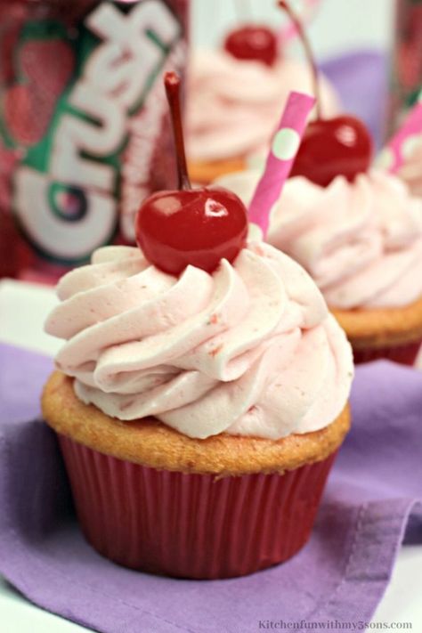 Is there anything better than a strawberry cake with fresh homemade strawberry frosting? This Strawberry Crush Cupcakes recipe is one of the best cupcakes recipes you will ever try. Crush Cupcakes, Salted Caramel Rice Krispie Treats, Caramel Rice Krispie Treats, Soda Cupcakes, Cheesecake Bars Easy, The Best Cupcakes, Strawberry Crush, Food Strawberry, Delicious Cupcakes Recipes