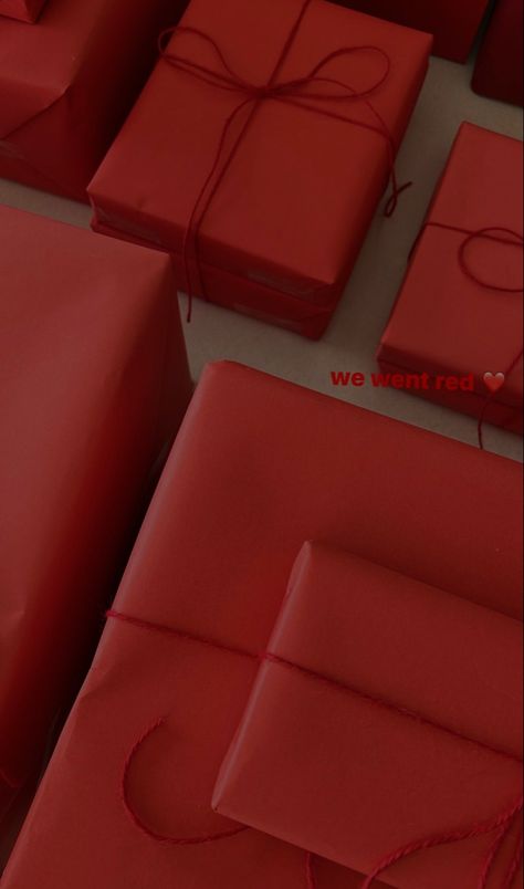 Christmas Wrapping Astethic, Red Gift Wrap, Red Wrapping Paper Ideas, Red Christmas Gift Wrapping, Red Christmas Wrapping Ideas, Red Gift Wrapping Ideas, Crismas Gift Ideas, Red Wrapping Paper Christmas, Christmas Wrapping Aesthetic