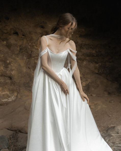 Wedding Dress Aesthetic Vintage Simple, Cottagecore Bride Dress, Dream Dress Aesthetic, Draped Sleeve Wedding Dress, Bride Dress Minimal, Boho Wedding Look, Vintage Wedding Look, Old Money Wedding Bridesmaids, Cottagecore Elopement