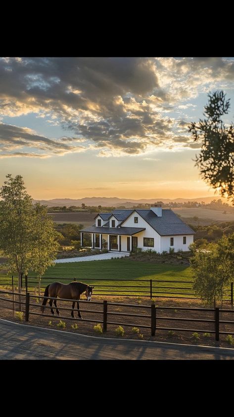 House In The Middle Of Nowhere, Houses In Texas, Texas Ranch Homes, Wyoming House, Leadership Vision, House In The Country, Farmhouse Life, Montana House, Ranches Living