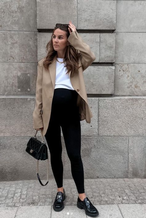 Pregnant Blazer Outfit, Going Out Pregnancy Outfits, Pregnant Celebrities Fashion, Pregnancy Office Outfits, Office Maternity Outfits, Casual Maternity Outfits Photoshoot, Maternity Thanksgiving Outfit, Pregnant Work Outfit, Pregnancy Work Outfits