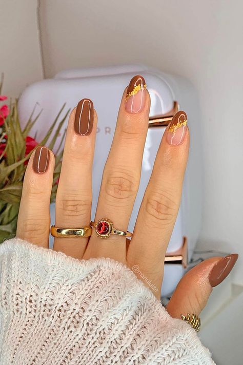 Chocolate brown nails with golf foil flakes nail art Winter Nails Minimalist, Winter Nails Colors, Winter Nail Colors, Brown Nail Art, Chrome Nail Polish, Brown Nail Polish, Holo Nails, Velvet Nails, Chrome Nail Art