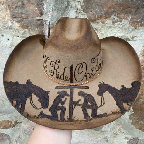 New Justin Felt Hat In The Color Fawn, Sz 7 1/8 Hand Burned By Me. This Design Is Called “Ride On Faith” And Shows A Cross With A Praying Cowboy And Cowgirl On The Back Brim. It Has Two Sayings, “In God We Trust” And “We Ride On Faith”. Everything Custom Done By Me. Thanks For Looking! Charlie 1 Horse Justin Hats Atwood Ariat Idyllwind Shyanne Bailey Stetson Hand Burned Hat Western Nfr Wood Burn Felt Hats, Custom Hats For Women, Pyrography Hats, Felt Hat Burning Designs, Custom Cowgirl Hats, Hat Customization, Painted Apparel, Burn Hats, Burning Hats