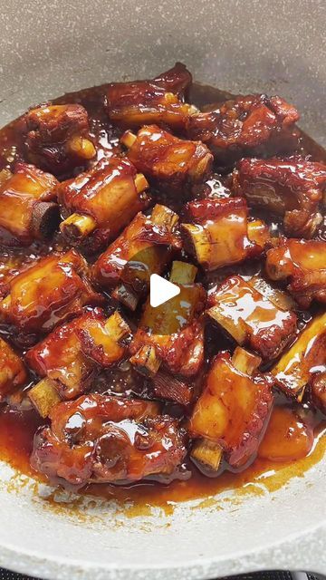 Kathlyn on Instagram: "Sweet and Sour Pork Rib  🔎 Check out 𝘁𝗵𝗲 𝗳𝘂𝗹𝗹 𝗿𝗲𝗰𝗶𝗽𝗲 𝗼𝗻 𝗺𝘆 𝗯𝗹𝗼𝗴 (link in bio @kitchenmisadventures )  1. Start by blanching the pork ribs with green onion, ginger, and cooking wine in water to remove any blood and unpleasant odor.   2. Then, heat some oil and add rock sugar to caramelize it.   3. Add the pork ribs and stir-fry until they are browned.   4. Pour in some hot water, along with green onions, ginger, light soy sauce 1 tbsp, oyster sauce 1 tbsp, vinegar 2 tbsp, and salt. Cover and simmer for 40 minutes.   5. Finally, add another spoonful of vinegar and simmer over high heat to reduce the sauce.  6. Sprinkle white sesame seeds before serving.  #sweetandsourporkribs #sweetandsourpork #chineseporkribs #sweetsourpork #porkribs #pork #ribs Daging Babi, Rock Sugar, Rice Cooker Recipes, Pork Rib Recipes, Fried Pork, Chinese Dishes, Chinese Cooking, Green Onion, Cooking Wine