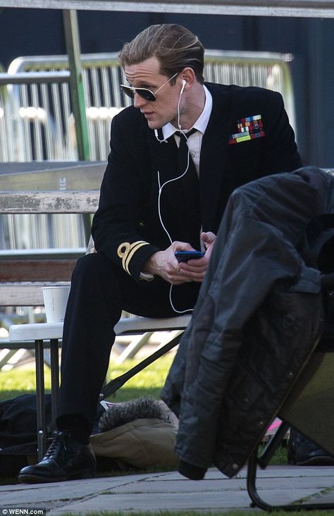 Matt Smith qui écoute de la musique sur son iPod pendant le tournage !😂 October 1st, Matt Smith, The Crown, Ipod, A Man, Headphones, Drama, Crown