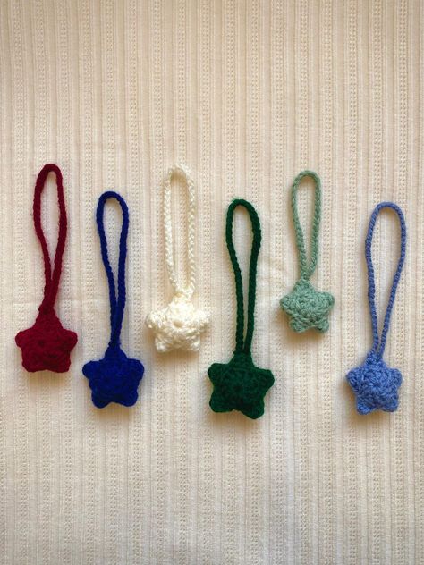 Starry Starry Bag Charms: The Perfect Gift for Friends! Crochet Star Bag, Crochet Start, Small Crochet Gifts, Star Bag, Crochet Star, Crochet Backpack, Mode Crochet, Crochet Business, Crochet Design Pattern