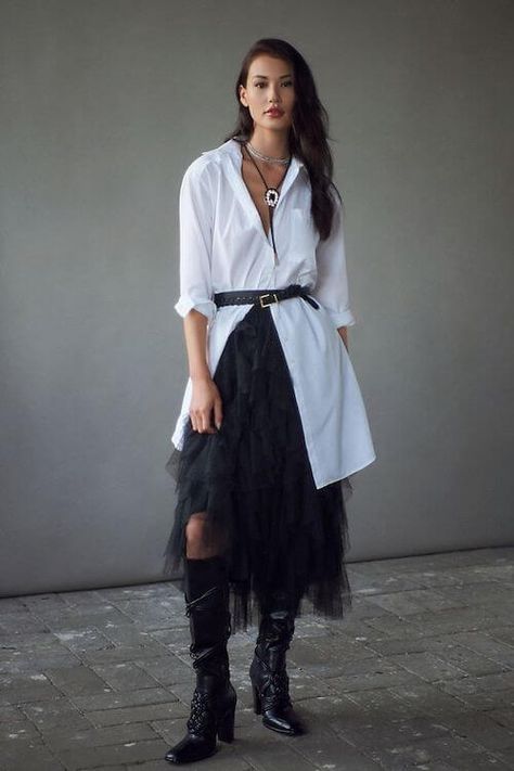 Black Tulle Skirt, Tulle Skirts Outfit, Mode Pop, Tulle Skirt Black, Looks Country, Tulle Midi Skirt, Rock Outfit, Skirts With Boots, Mode Casual