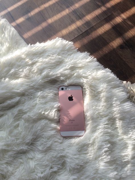 Rose Gold Iphone Aesthetic, Iphone 5s Aesthetic, Iphone Se Aesthetic, Rose Gold Aesthetic, Rose Gold Iphone, Diy Iphone Case, Study Room Decor, Gold Iphone, Gold Aesthetic