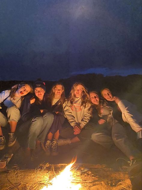 Bonfire Night Pictures, Bonfire Birthday, Fall Bonfire, Bonfire Party, Country Birthday, Beach Fire, New Year Pictures, Beach Bonfire, Scout Camping